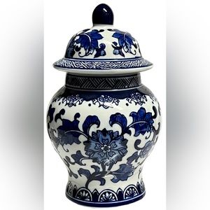 8 OAK LANE Diminutive Chinese Blue & White Porcelain Ginger Jar with Lid